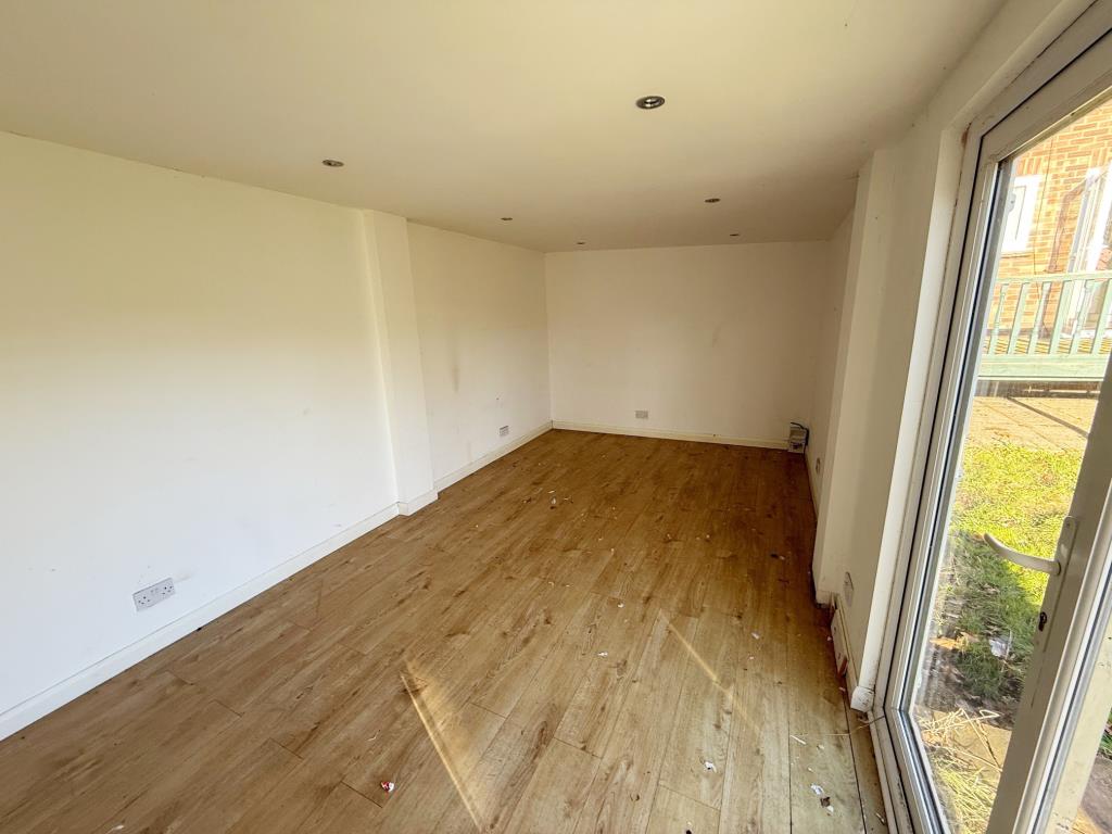 Lot: 40 - DETACHED HOUSE FOR IMPROVEMENT AND REPAIR - Garden Room/Studio to the rear of the property